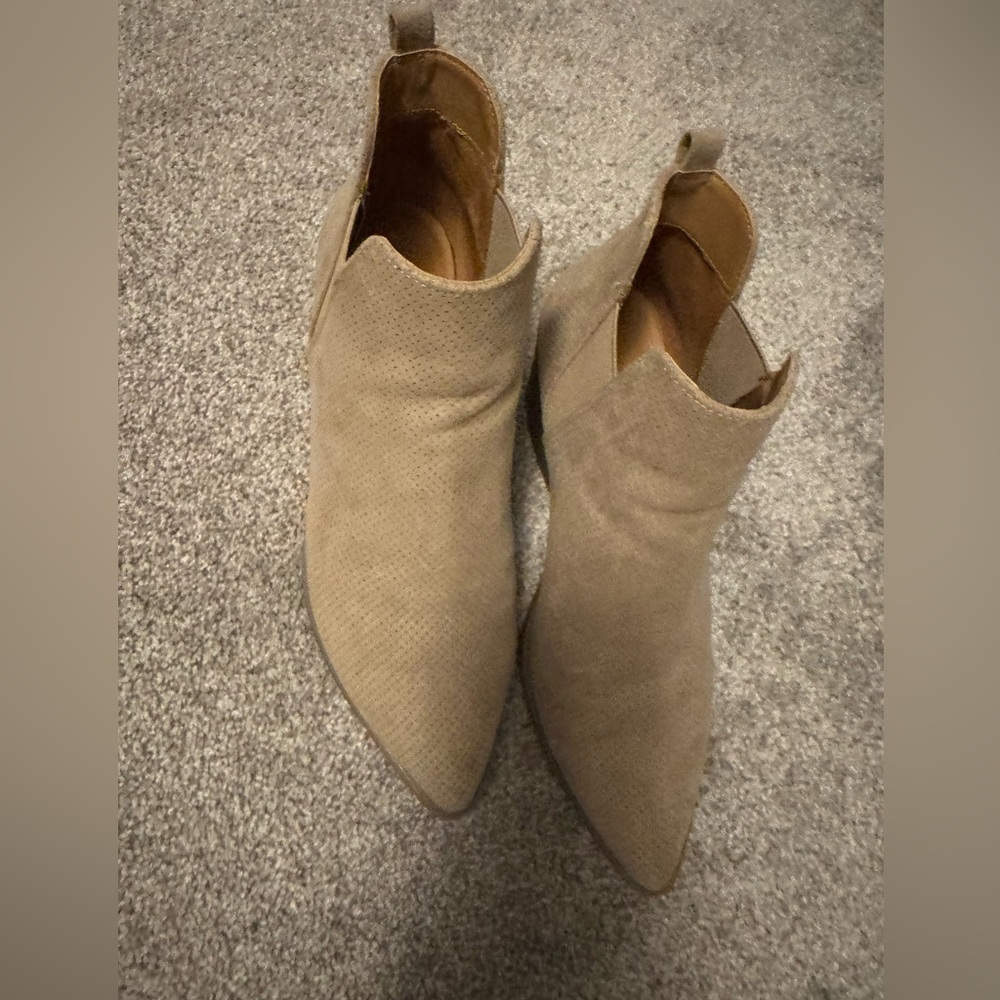 Universal Thread Pointed Toe Heeled Boots Woman’s 9